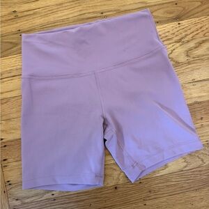 Lululemon Purple lilac Wunder Under 6” shorts size 8